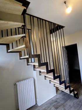 Escalier fer bois quart tournant / limon crémaillère / Finition fer brut patiné