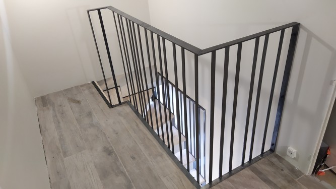 Escalier fer bois quart tournant / limon crémaillère / Finition fer brut patiné