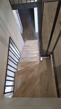 Escalier fer bois quart tournant / limon crémaillère / Finition fer brut patiné