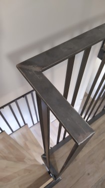 Escalier fer bois quart tournant / limon crémaillère / Finition fer brut patiné