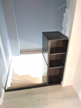 Escalier fer/bois demi tournant suspendu / Marches hêtre vernis / Bibliothèque fer brut patiné / Suspension fer plat brut patiné