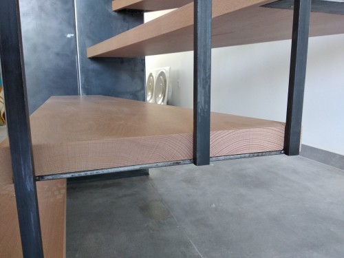 Escalier fer/bois demi tournant suspendu / Marches hêtre vernis / Bibliothèque fer brut patiné / Suspension fer plat brut patiné