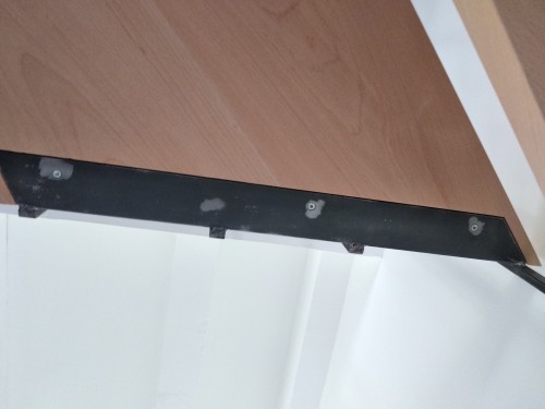 Escalier fer/bois demi tournant suspendu / Marches hêtre vernis / Bibliothèque fer brut patiné / Suspension fer plat brut patiné