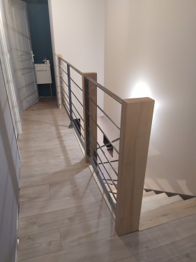 Escalier droit / Limon fer brut patiné / Marche frêne veiné / Garde corps fer bois
