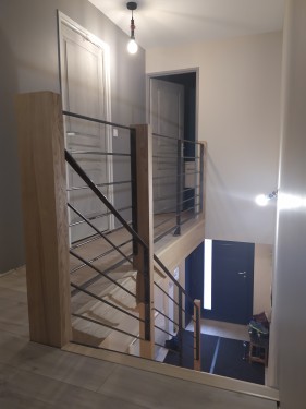 Escalier droit / Limon fer brut patiné / Marche frêne veiné / Garde corps fer bois