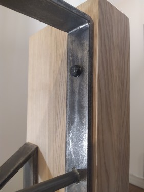 Escalier droit / Limon fer brut patiné / Marche frêne veiné / Garde corps fer bois
