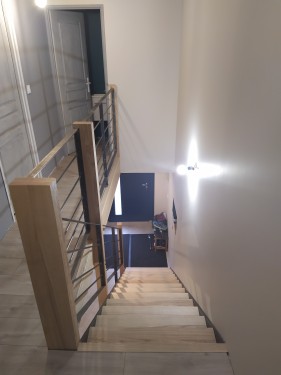 Escalier droit / Limon fer brut patiné / Marche frêne veiné / Garde corps fer bois