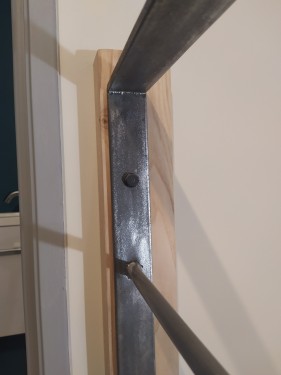 Escalier droit / Limon fer brut patiné / Marche frêne veiné / Garde corps fer bois