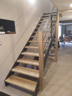 Escalier droit / Limon fer brut patiné / Marche frêne veiné / Garde corps fer bois