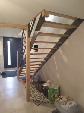 Escalier droit / Limon fer brut patiné / Marche frêne veiné / Garde corps fer bois