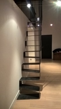 Escalier suspendu pas japonais fer brut patiné