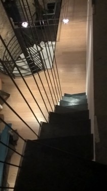 Escalier suspendu pas japonais fer brut patiné