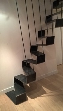 Escalier suspendu pas japonais fer brut patiné