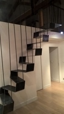 Escalier suspendu pas japonais fer brut patiné