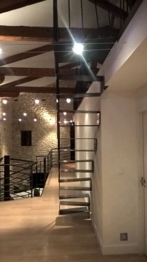 Escalier suspendu pas japonais fer brut patiné