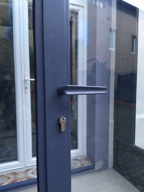 Verrière extérieure sas d'entrée /  Double porte battante / Finition thermolaquée