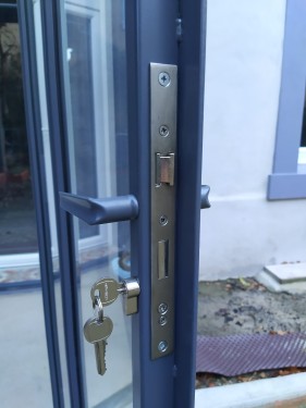 Verrière extérieure sas d'entrée /  Double porte battante / Finition thermolaquée