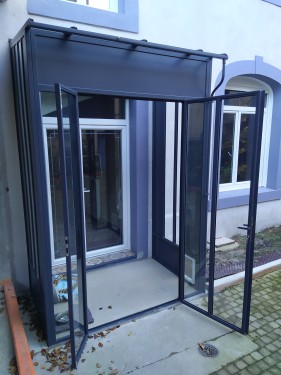 Verrière extérieure sas d'entrée /  Double porte battante / Finition thermolaquée