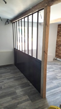 Verrière style industriel / Soubassement tôle / Habillage chêne / Finition fer brut patiné black