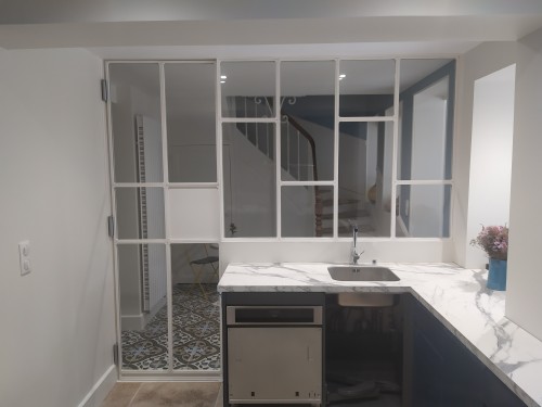 Verrière type carreaux décalés / Porte battante charnières va-et-vient / Finition thermolaquée