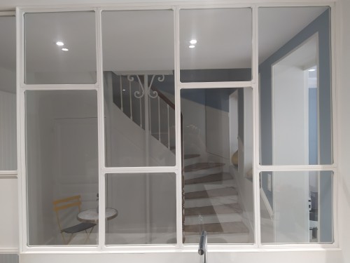 Verrière type carreaux décalés / Porte battante charnières va-et-vient / Finition thermolaquée