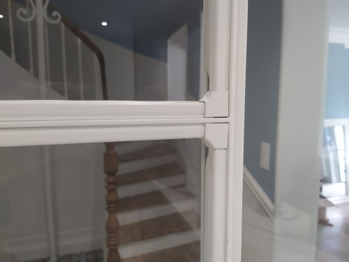Verrière type carreaux décalés / Porte battante charnières va-et-vient / Finition thermolaquée