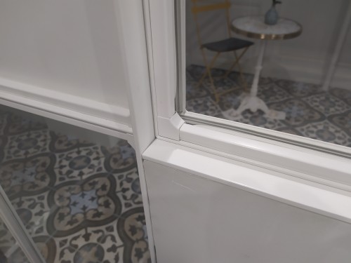 Verrière type carreaux décalés / Porte battante charnières va-et-vient / Finition thermolaquée