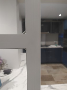 Verrière type carreaux décalés / Porte battante charnières va-et-vient / Finition thermolaquée