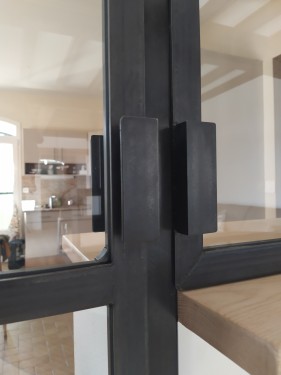 Verrière style industriel / Porte battante et fenêtre coulissante / Finition fer brut patiné black