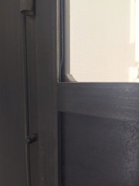Verrière style industriel / Porte battante et fenêtre coulissante / Finition fer brut patiné black