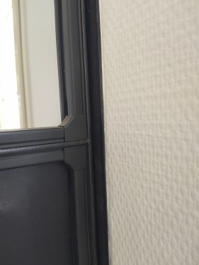 Verrière style industriel / Porte battante et fenêtre coulissante / Finition fer brut patiné black