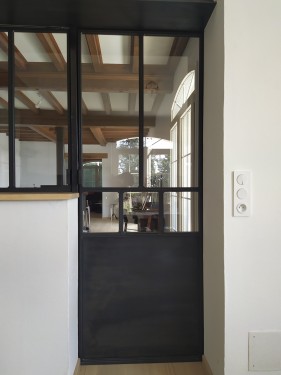 Verrière style industriel / Porte battante et fenêtre coulissante / Finition fer brut patiné black