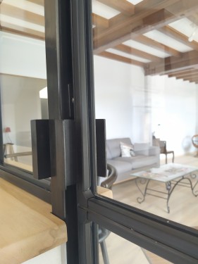 Verrière style industriel / Porte battante et fenêtre coulissante / Finition fer brut patiné black