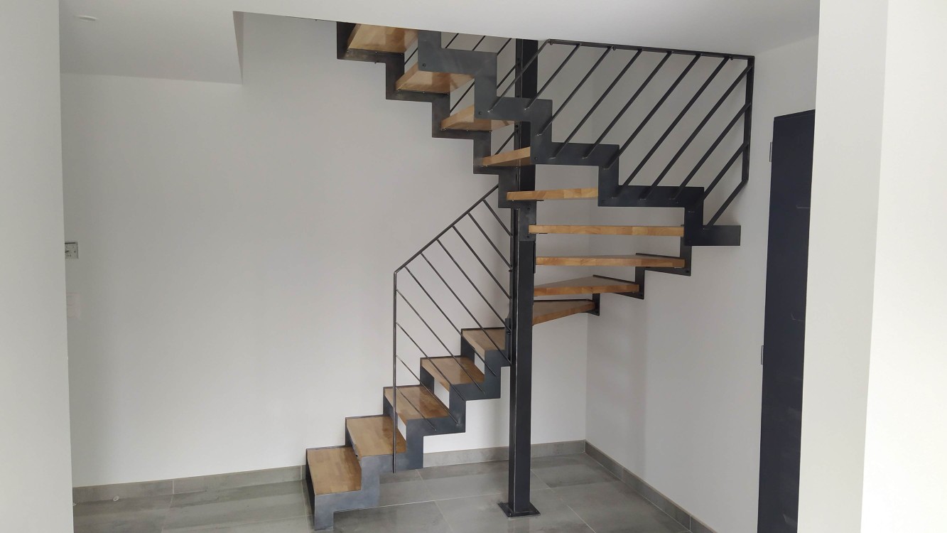 Escalier demi tournant fer brut patiné / marches bois balancées / limon crémaillère