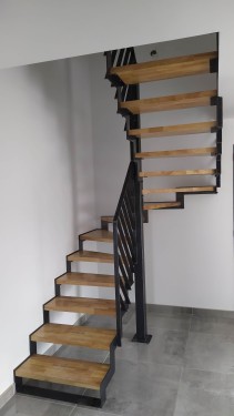 Escalier demi tournant fer brut patiné / marches bois balancées / limon crémaillère