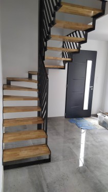 Escalier demi tournant fer brut patiné / marches bois balancées / limon crémaillère
