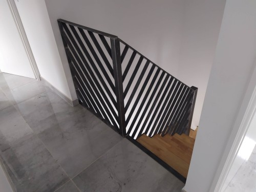 Escalier demi tournant fer brut patiné / marches bois balancées / limon crémaillère