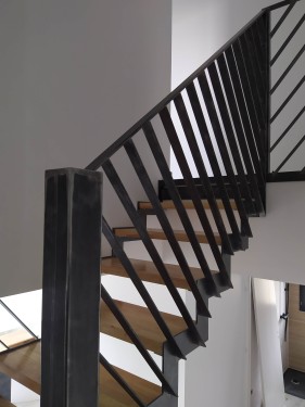 Escalier demi tournant fer brut patiné / marches bois balancées / limon crémaillère
