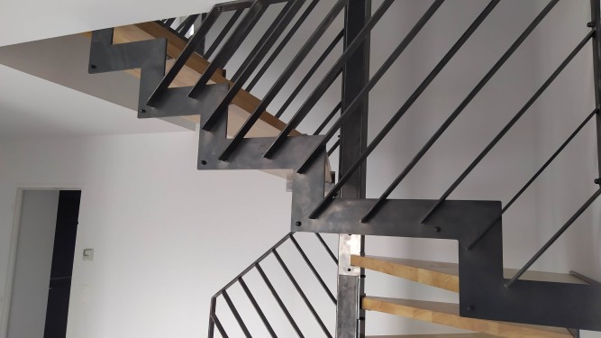 Escalier demi tournant fer brut patiné / marches bois balancées / limon crémaillère