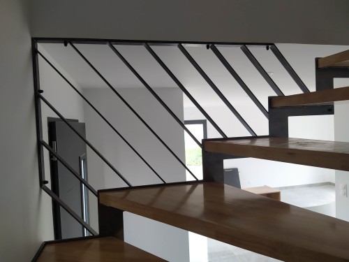 Escalier demi tournant fer brut patiné / marches bois balancées / limon crémaillère