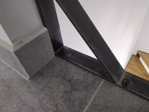 Escalier demi tournant fer brut patiné / marches bois balancées / limon crémaillère