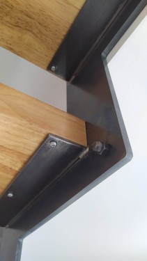 Escalier demi tournant fer brut patiné / marches bois balancées / limon crémaillère