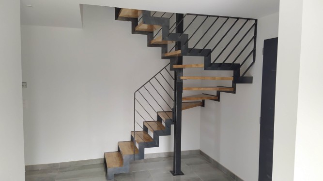 Conception 3D / escalier demi tournant fer brut patiné / marches bois balancées / limon crémaillère