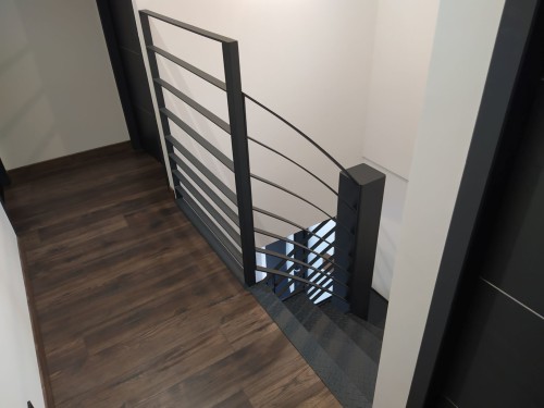 Escalier demi tournant / Limon crémaillère / Marches tôle larmée / Garde corps fer plat / Thermolaqué RAL 7016