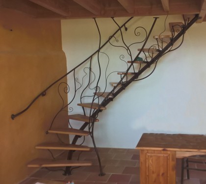 Escalier fer bois / Limon cintré / Marches platane / Décor volutes végétales aléatoires