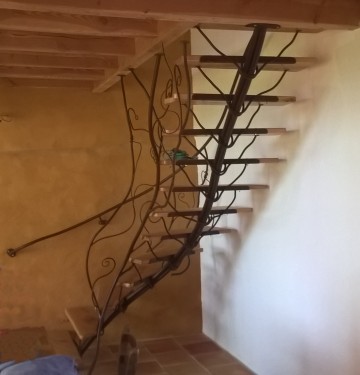 Escalier fer bois / Limon cintré / Marches platane / Décor volutes végétales aléatoires