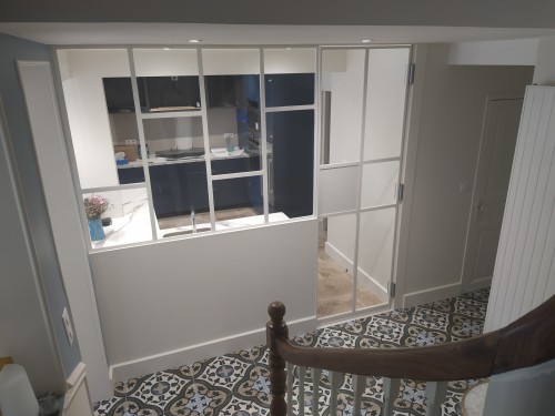 Verrière type carreaux décalés / Porte battante charnières va-et-vient / Finition thermolaquée