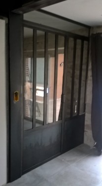 Verrière style industriel / 2 portes battantes / Habillage tôle / Finition fer brut patiné