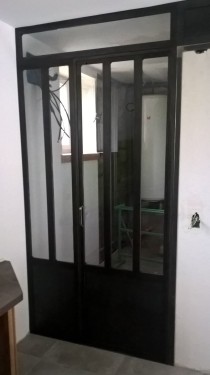 Verrière style industriel / 2 portes battantes / Habillage tôle / Finition fer brut patiné