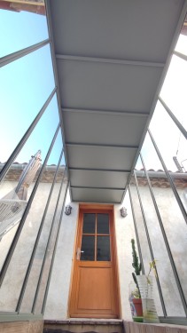 Verrière extérieure style industriel / Toiture en tôle / Finition thermolaquée